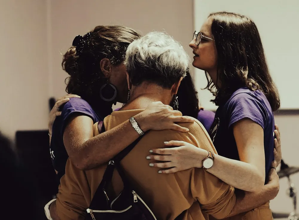 Mulheres se abraçando em um momento de apoio mútuo